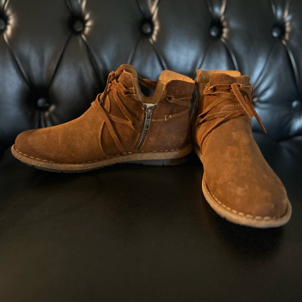 Born women’s boots, tan. Never been worn.